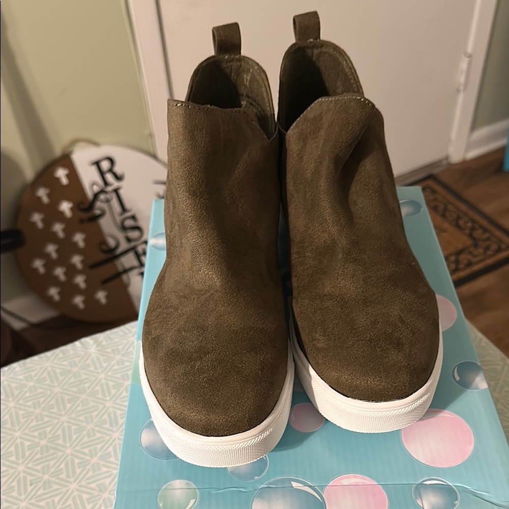 Soda Olive Night Ankle slip on